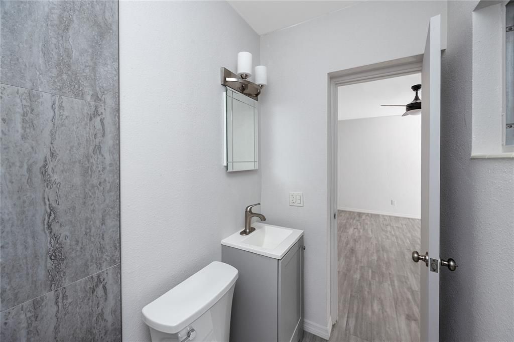 For Sale: $129,900 (2 beds, 2 baths, 875 Square Feet)