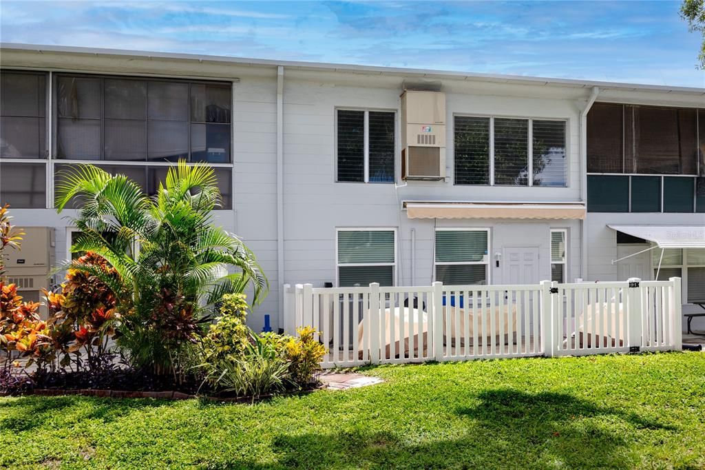 For Sale: $129,900 (2 beds, 2 baths, 875 Square Feet)