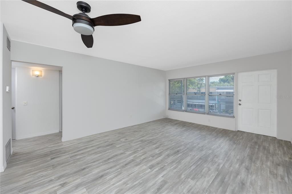 For Sale: $129,900 (2 beds, 2 baths, 875 Square Feet)