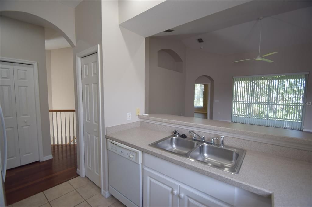 For Rent: $2,100 (3 beds, 2 baths, 1616 Square Feet)