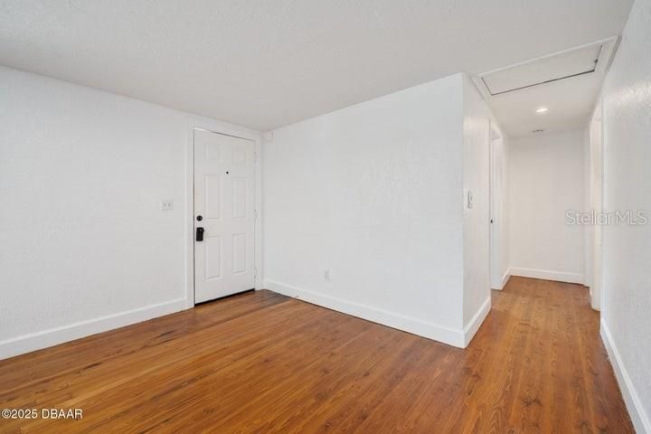 For Sale: $174,500 (2 beds, 1 baths, 760 Square Feet)