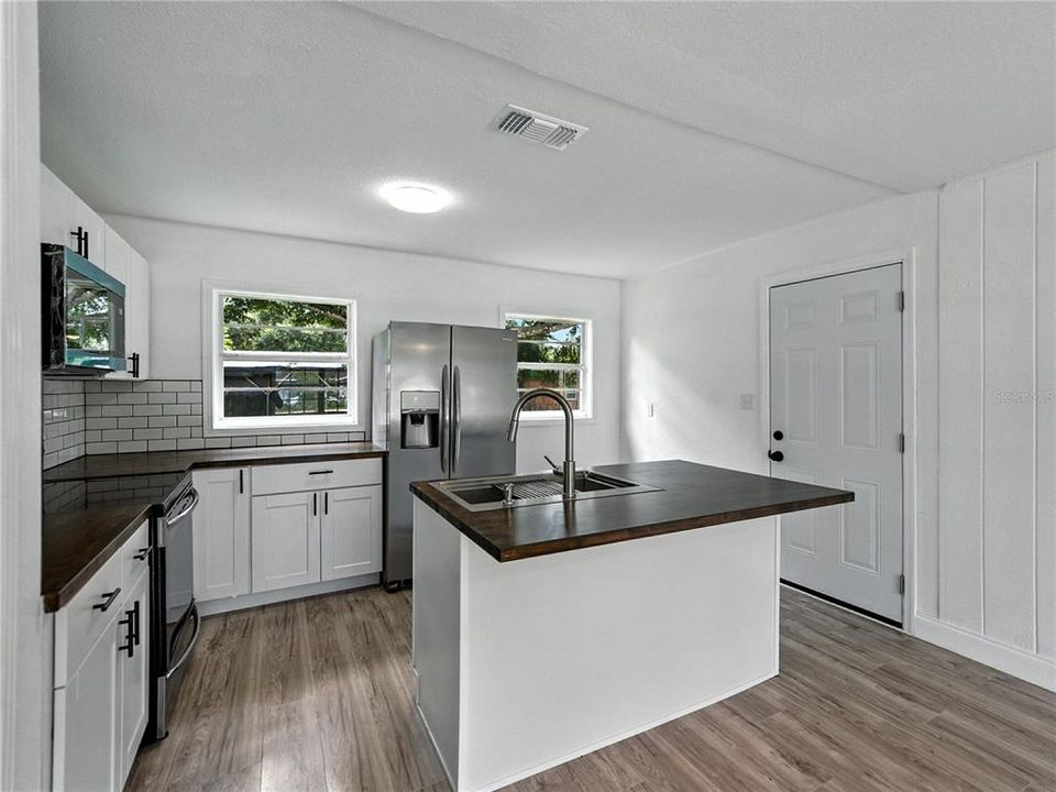 Active With Contract: $182,000 (3 beds, 1 baths, 815 Square Feet)