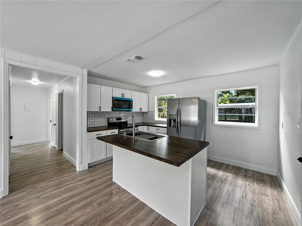 Active With Contract: $182,000 (3 beds, 1 baths, 815 Square Feet)