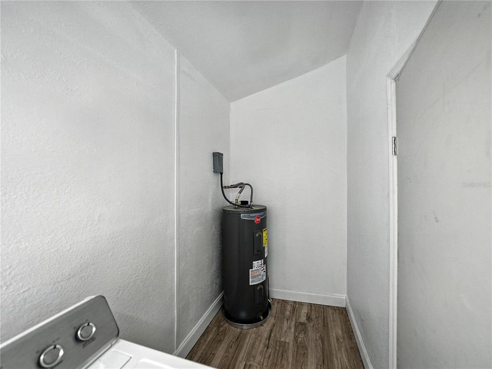 Active With Contract: $182,000 (3 beds, 1 baths, 815 Square Feet)