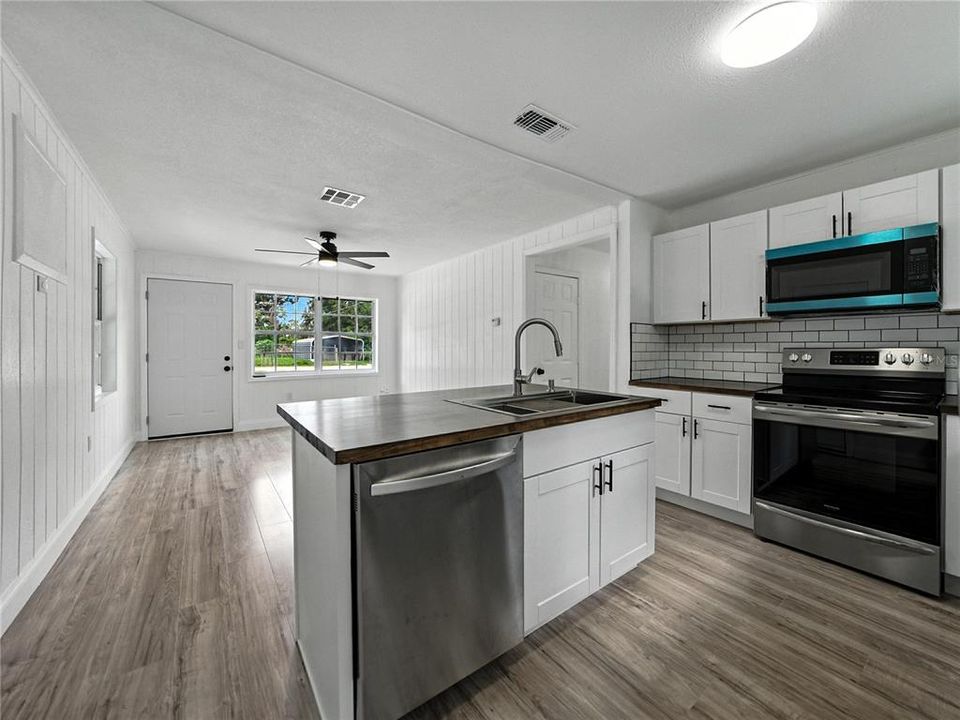 Active With Contract: $182,000 (3 beds, 1 baths, 815 Square Feet)