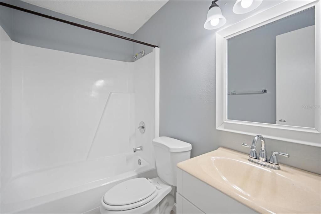 For Sale: $149,900 (2 beds, 2 baths, 918 Square Feet)