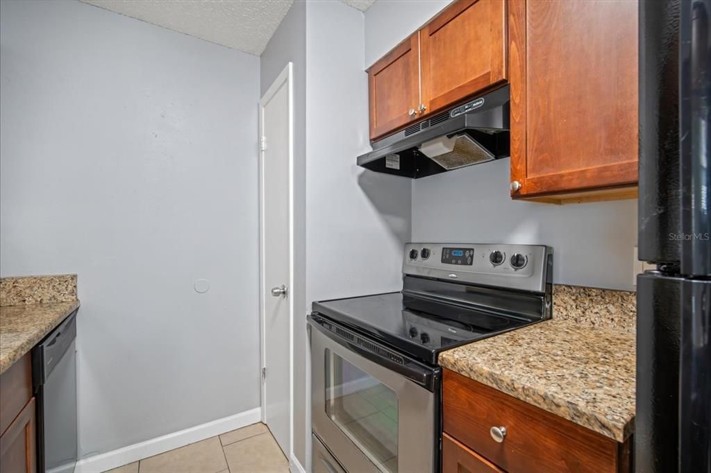 For Sale: $149,900 (2 beds, 2 baths, 918 Square Feet)