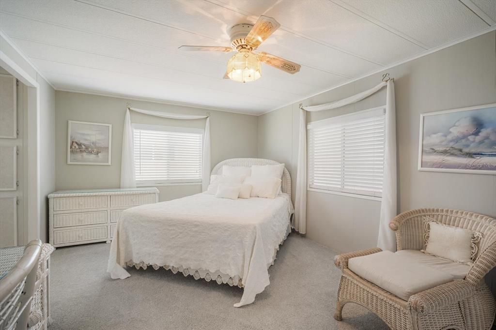 Active With Contract: $174,900 (2 beds, 2 baths, 1008 Square Feet)