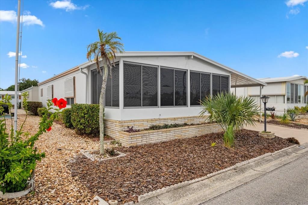 Active With Contract: $174,900 (2 beds, 2 baths, 1008 Square Feet)