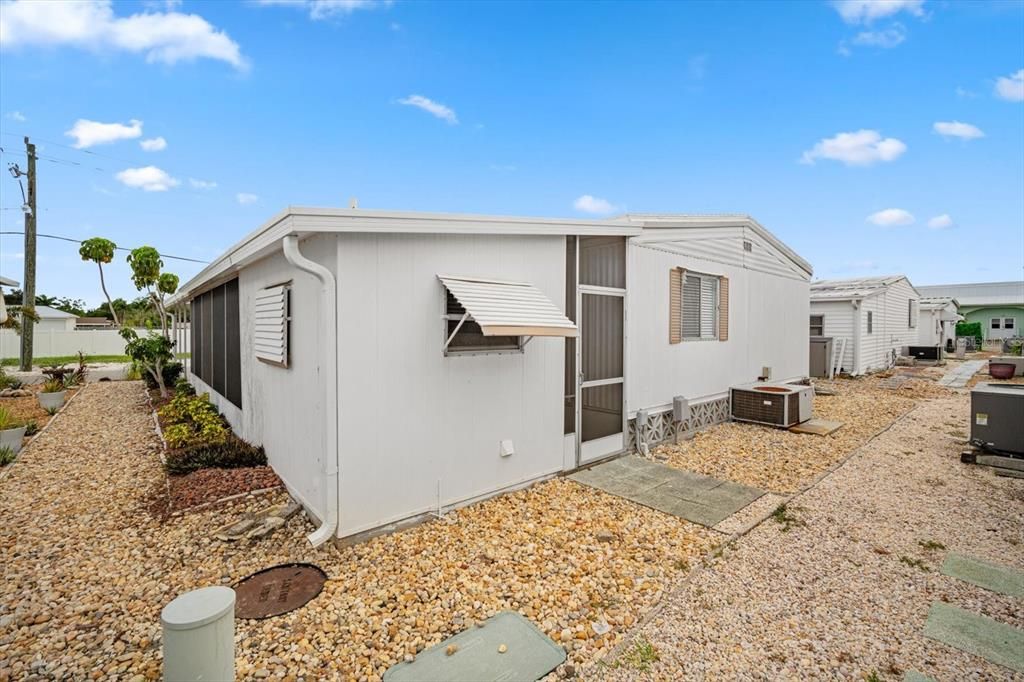 Active With Contract: $174,900 (2 beds, 2 baths, 1008 Square Feet)