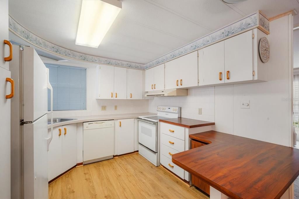 Active With Contract: $174,900 (2 beds, 2 baths, 1008 Square Feet)