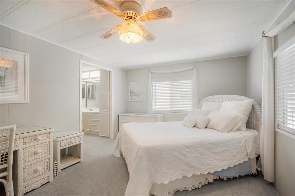 Active With Contract: $174,900 (2 beds, 2 baths, 1008 Square Feet)