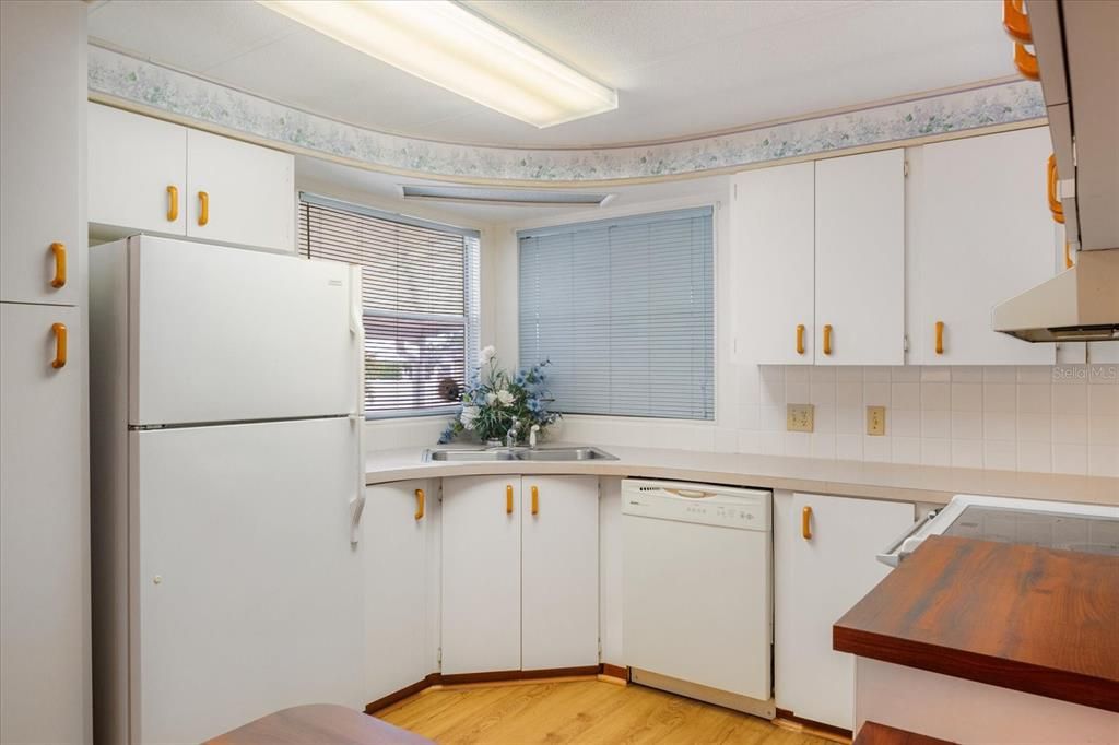 Active With Contract: $174,900 (2 beds, 2 baths, 1008 Square Feet)