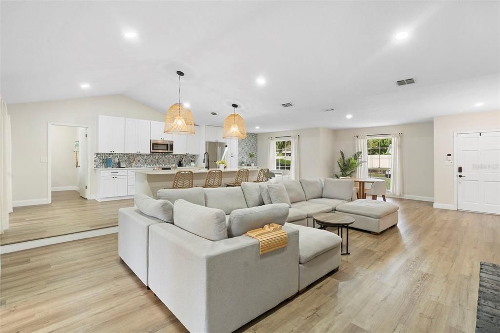 待售: $570,000 (4 贝兹, 2 浴室, 1948 平方英尺)