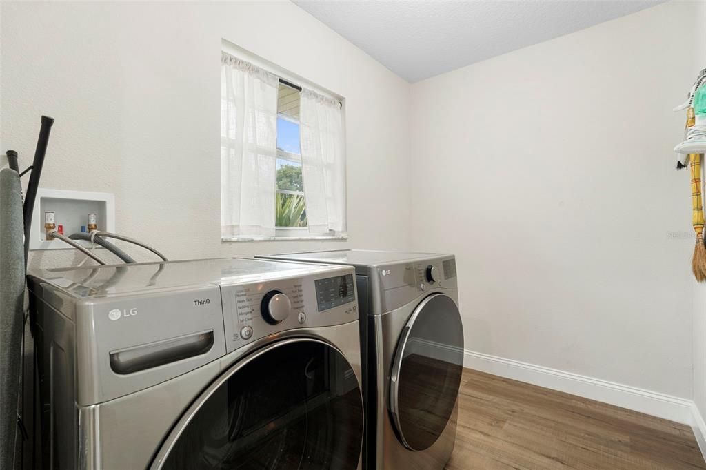 待售: $570,000 (4 贝兹, 2 浴室, 1948 平方英尺)