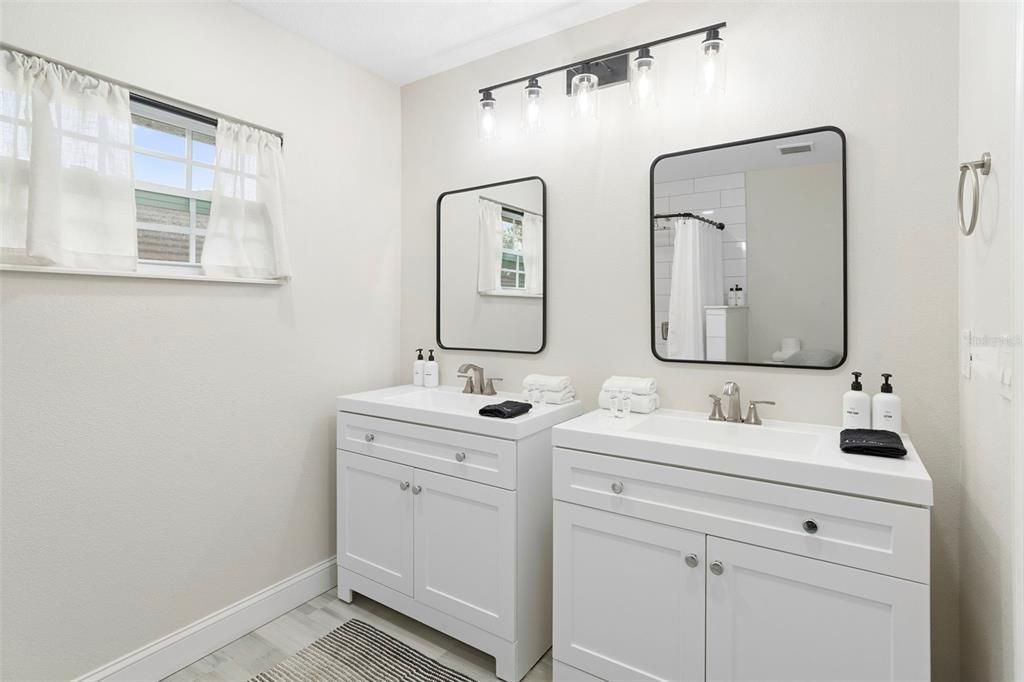 待售: $570,000 (4 贝兹, 2 浴室, 1948 平方英尺)