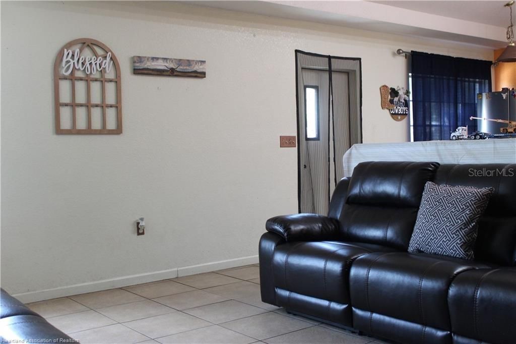 Под контрактом: $164,900 (2 спален, 1 ванн, 896 Квадратных фут)