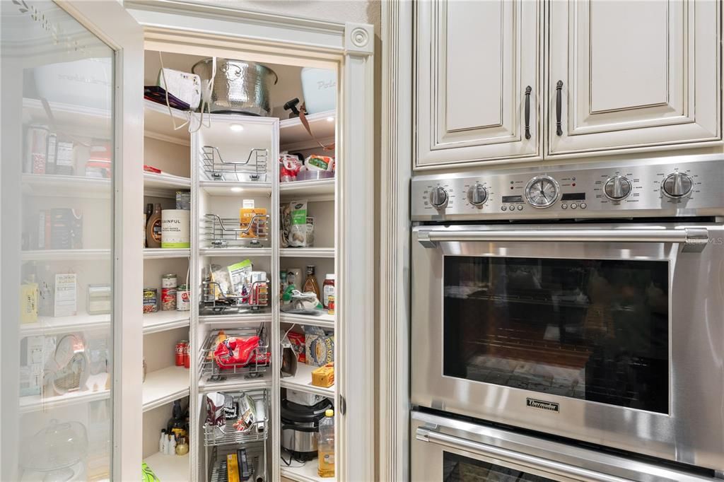 Activo con contrato: $1,490,000 (5 camas, 4 baños, 4226 Pies cuadrados)