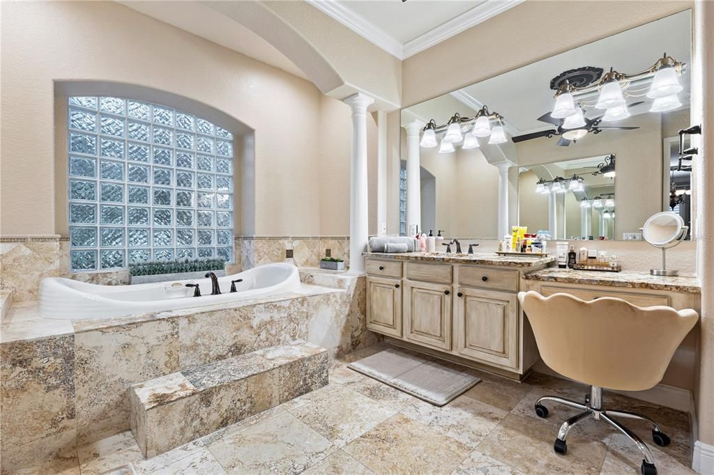 Activo con contrato: $1,490,000 (5 camas, 4 baños, 4226 Pies cuadrados)