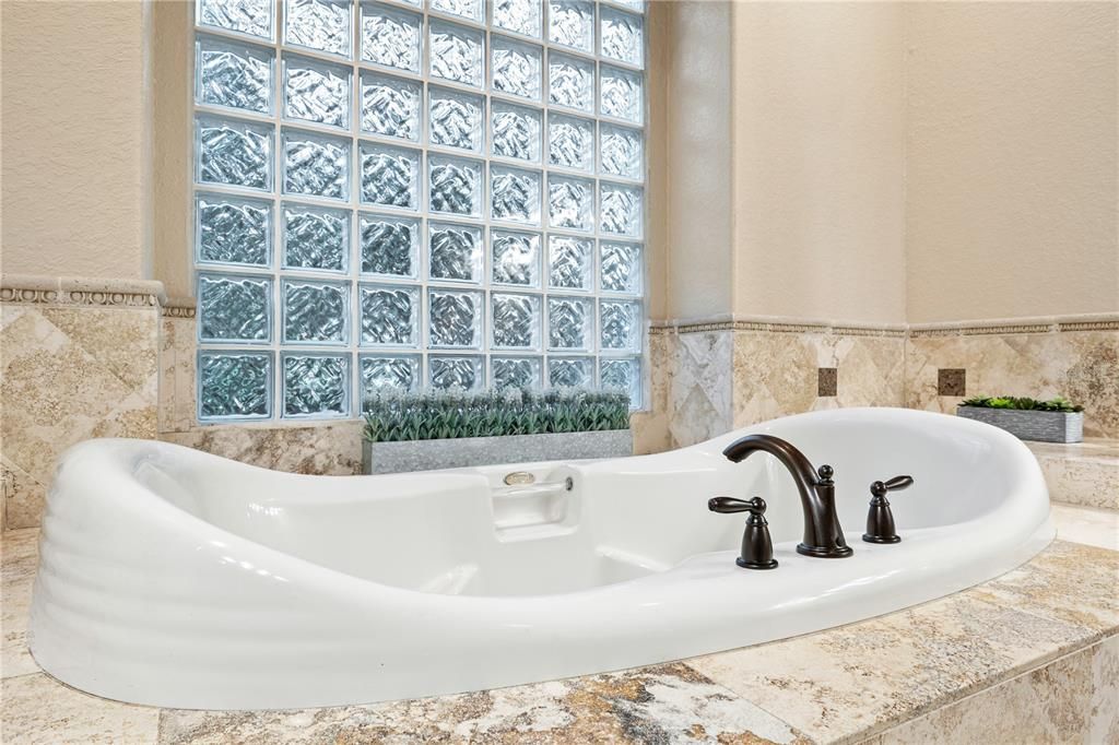 Activo con contrato: $1,490,000 (5 camas, 4 baños, 4226 Pies cuadrados)