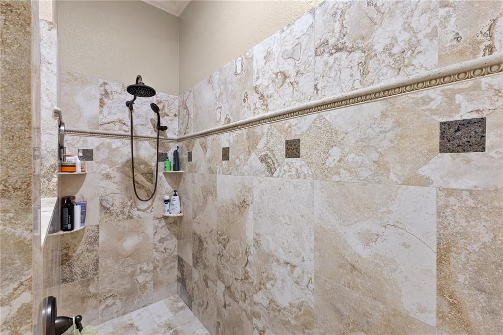 Activo con contrato: $1,490,000 (5 camas, 4 baños, 4226 Pies cuadrados)