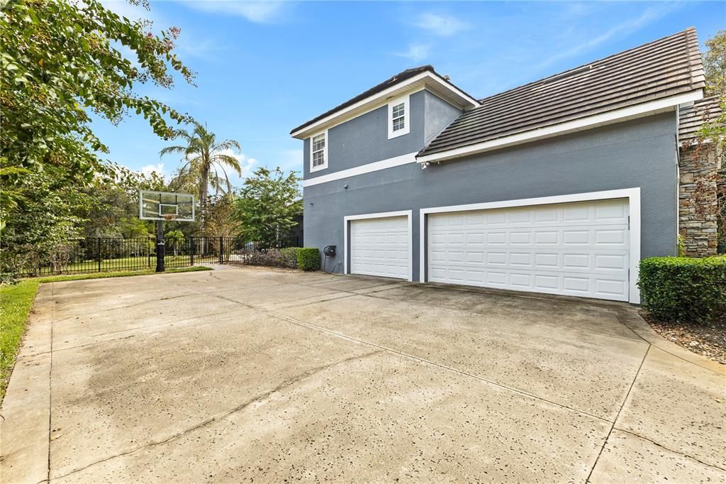 Activo con contrato: $1,490,000 (5 camas, 4 baños, 4226 Pies cuadrados)