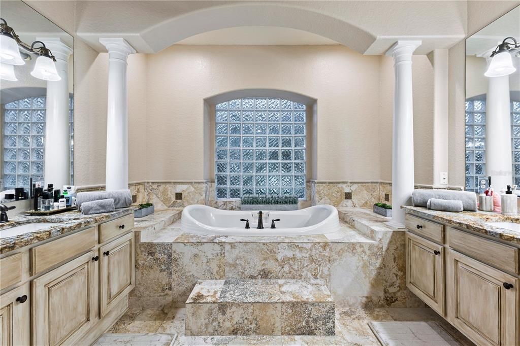 Activo con contrato: $1,490,000 (5 camas, 4 baños, 4226 Pies cuadrados)