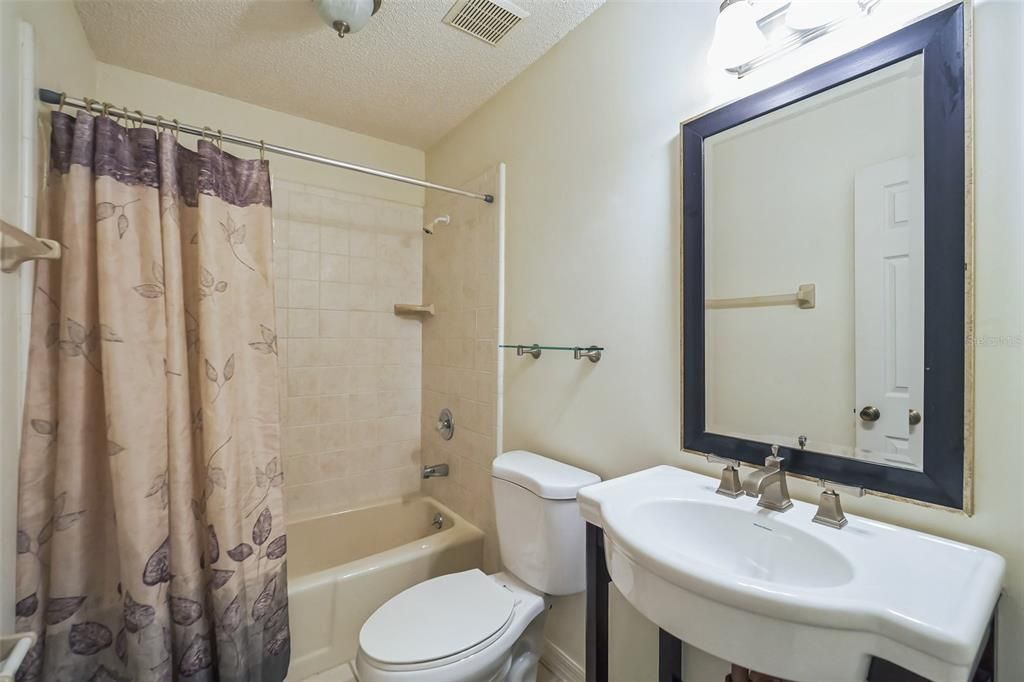 待售: $230,000 (2 贝兹, 2 浴室, 1430 平方英尺)