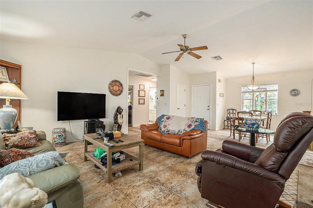 Activo con contrato: $185,000 (3 camas, 2 baños, 1333 Pies cuadrados)