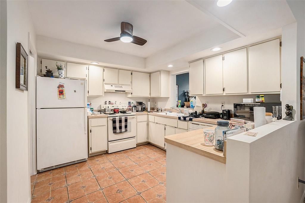 Activo con contrato: $185,000 (3 camas, 2 baños, 1333 Pies cuadrados)