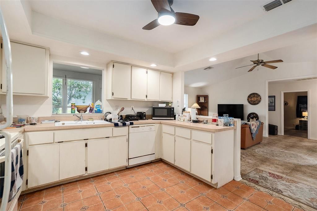 Activo con contrato: $185,000 (3 camas, 2 baños, 1333 Pies cuadrados)