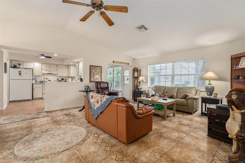 Activo con contrato: $185,000 (3 camas, 2 baños, 1333 Pies cuadrados)