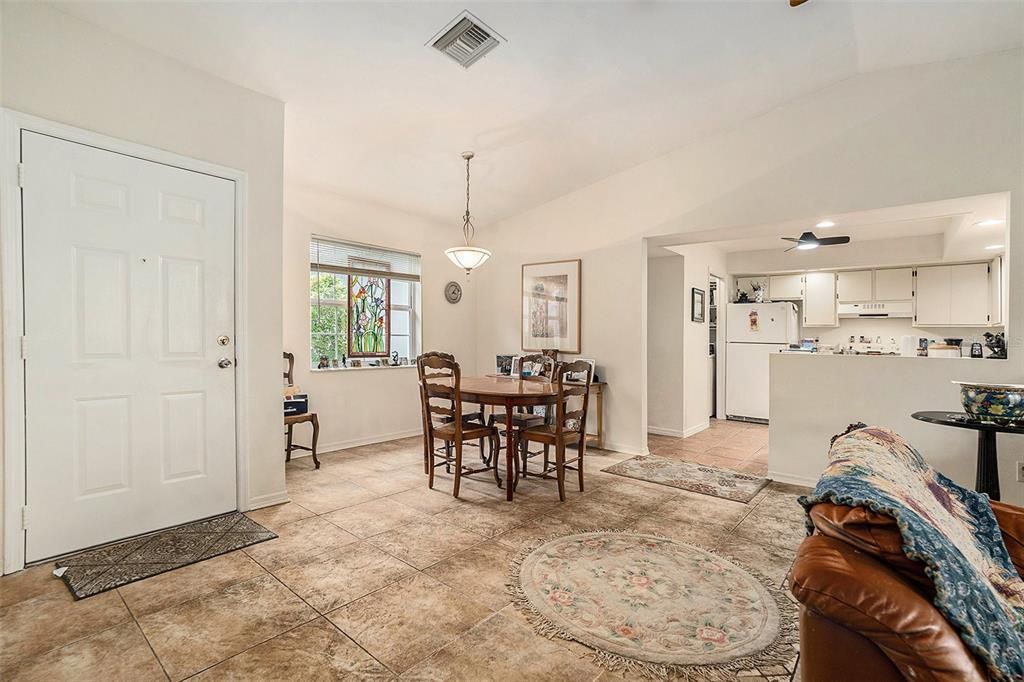 Activo con contrato: $185,000 (3 camas, 2 baños, 1333 Pies cuadrados)