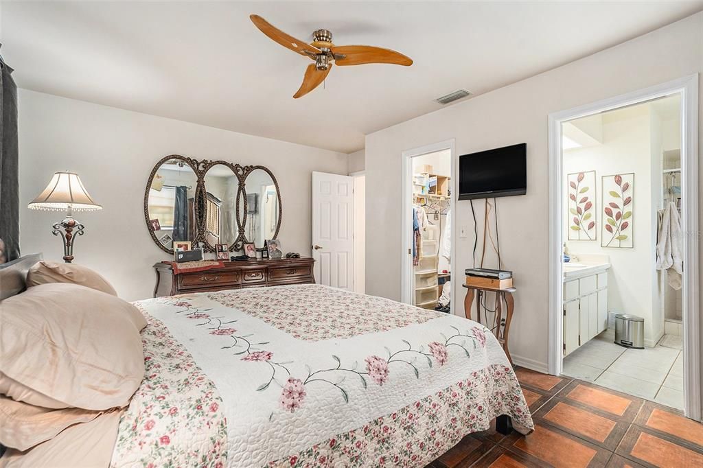 Activo con contrato: $185,000 (3 camas, 2 baños, 1333 Pies cuadrados)