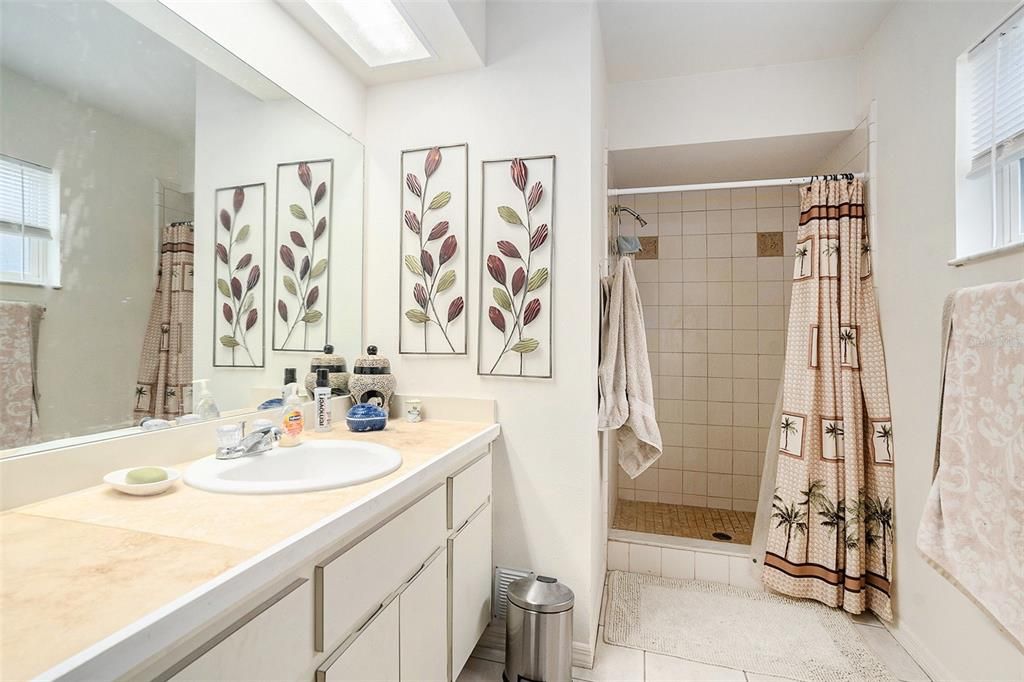 Activo con contrato: $185,000 (3 camas, 2 baños, 1333 Pies cuadrados)