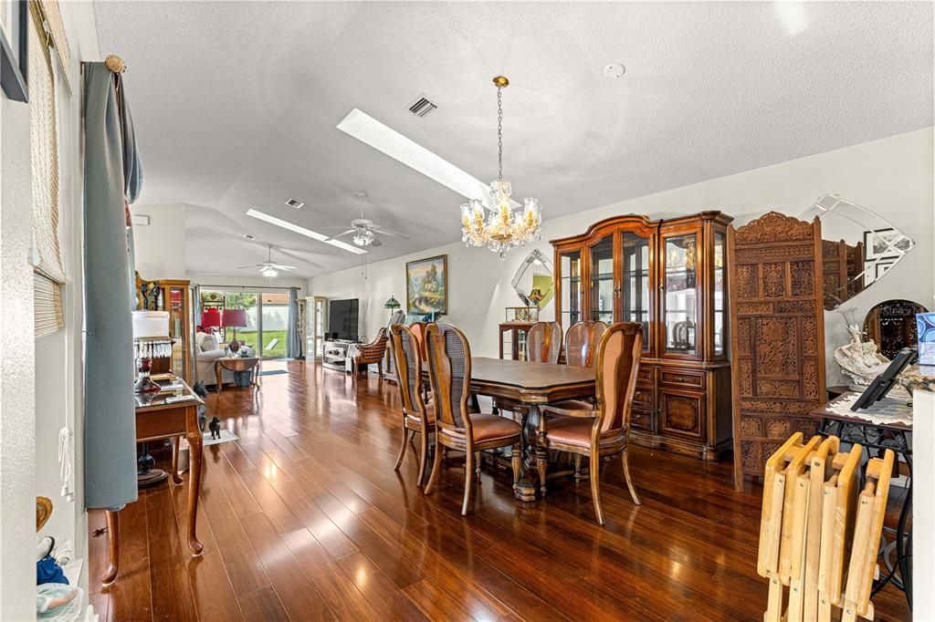 Под контрактом: $339,900 (2 спален, 2 ванн, 1497 Квадратных фут)