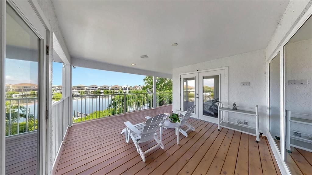 合同活跃: $1,000,000 (3 贝兹, 2 浴室, 3850 平方英尺)