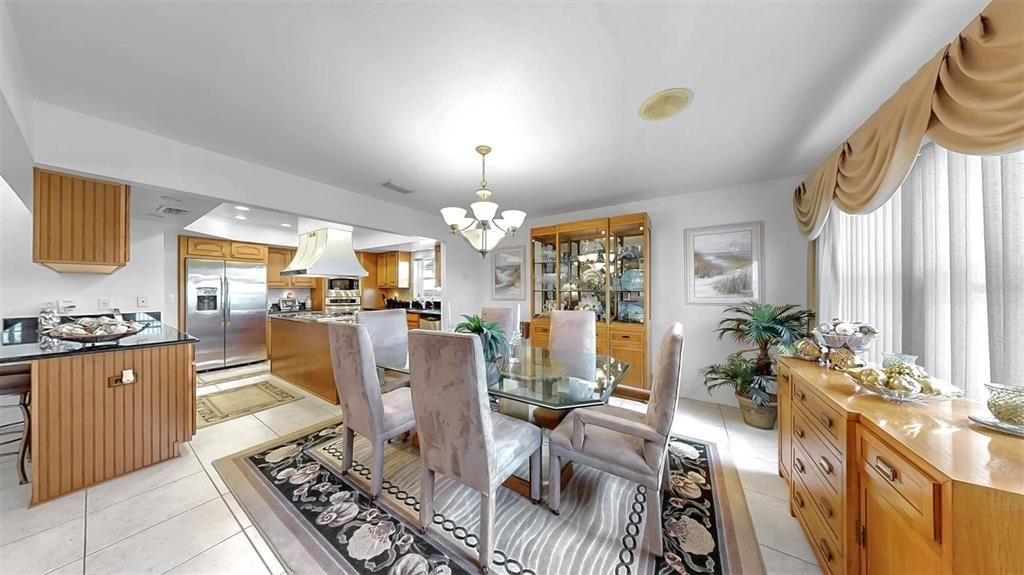 合同活跃: $1,000,000 (3 贝兹, 2 浴室, 3850 平方英尺)