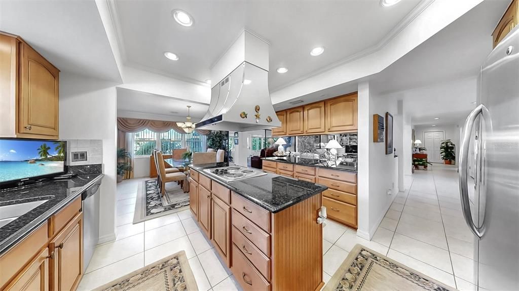 合同活跃: $1,000,000 (3 贝兹, 2 浴室, 3850 平方英尺)