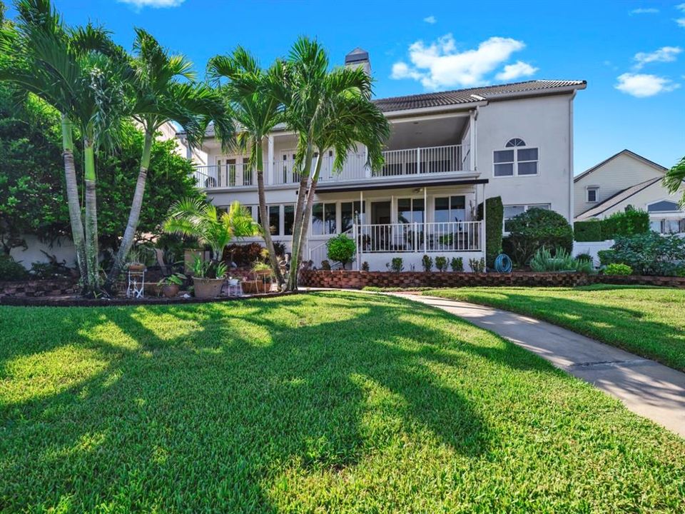 合同活跃: $1,000,000 (3 贝兹, 2 浴室, 3850 平方英尺)