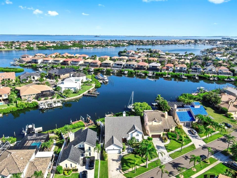 合同活跃: $1,000,000 (3 贝兹, 2 浴室, 3850 平方英尺)