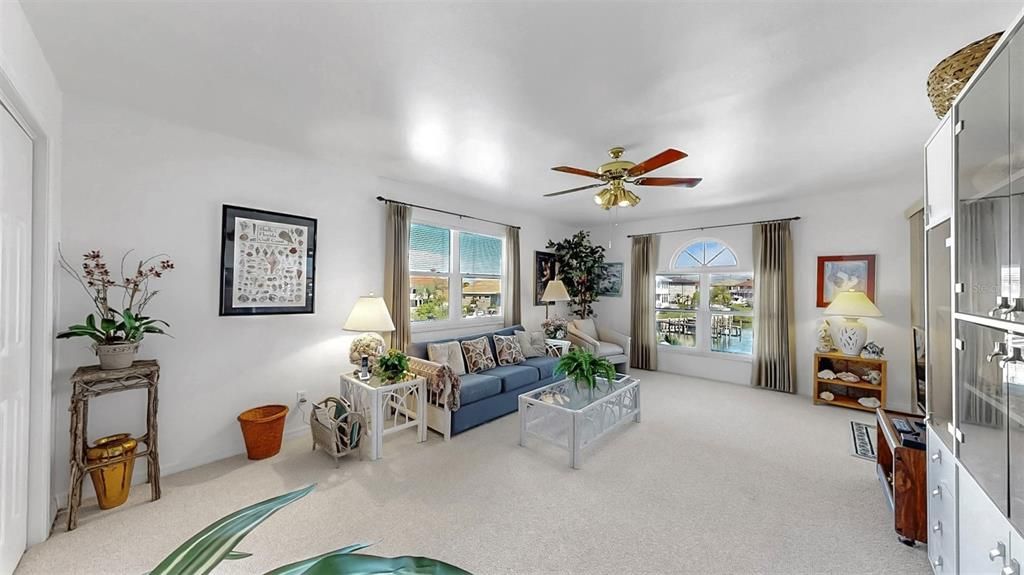 合同活跃: $1,000,000 (3 贝兹, 2 浴室, 3850 平方英尺)