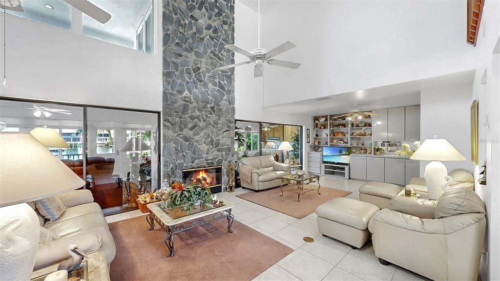 合同活跃: $1,000,000 (3 贝兹, 2 浴室, 3850 平方英尺)