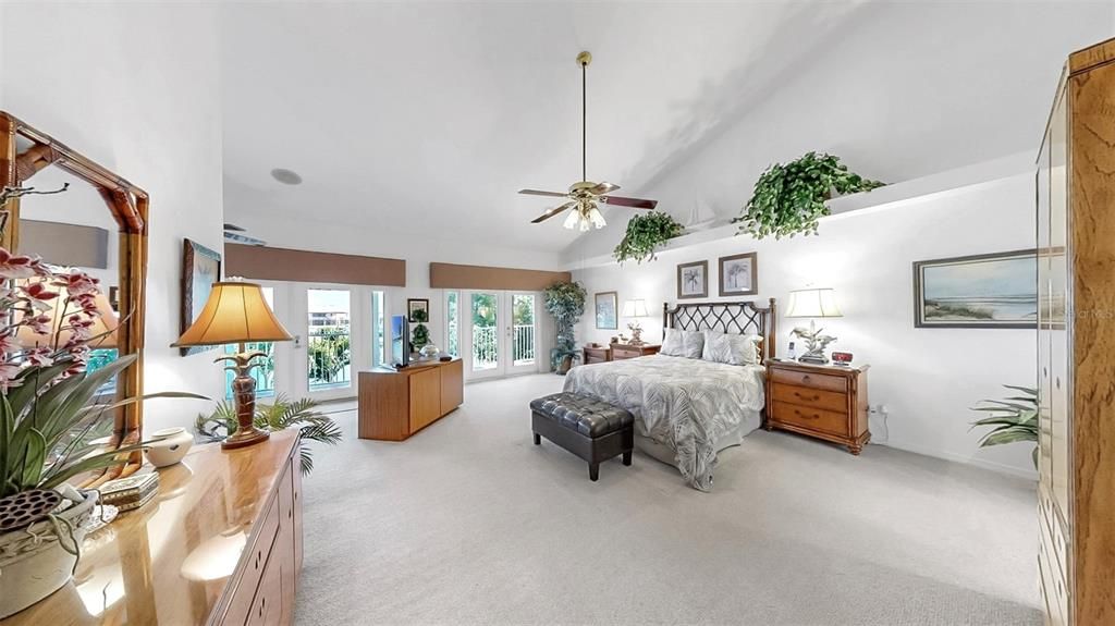 合同活跃: $1,000,000 (3 贝兹, 2 浴室, 3850 平方英尺)