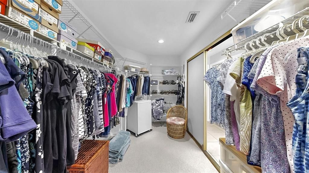 合同活跃: $1,000,000 (3 贝兹, 2 浴室, 3850 平方英尺)