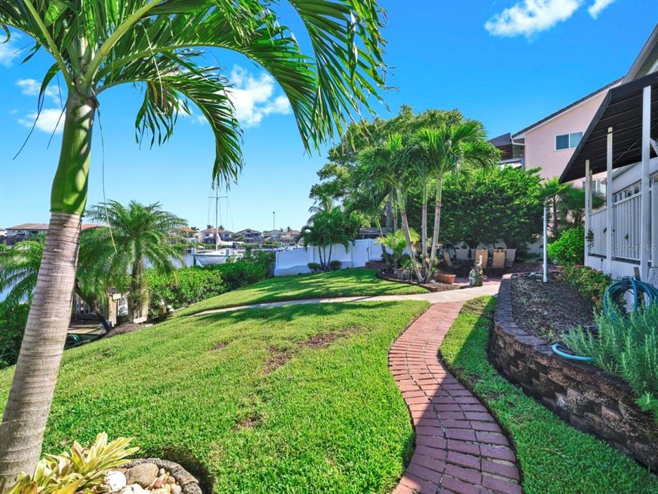 合同活跃: $1,000,000 (3 贝兹, 2 浴室, 3850 平方英尺)