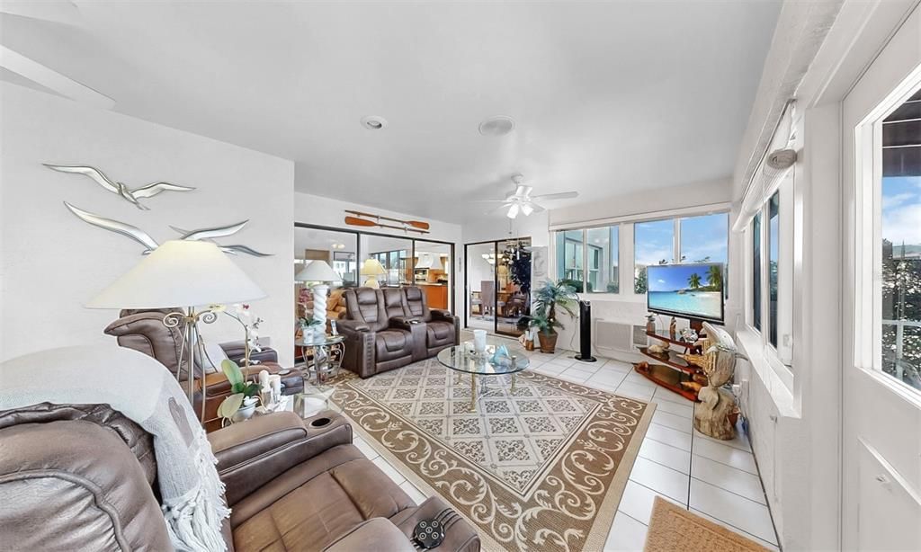 合同活跃: $1,000,000 (3 贝兹, 2 浴室, 3850 平方英尺)