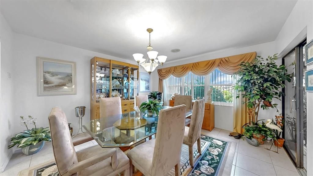 合同活跃: $1,000,000 (3 贝兹, 2 浴室, 3850 平方英尺)