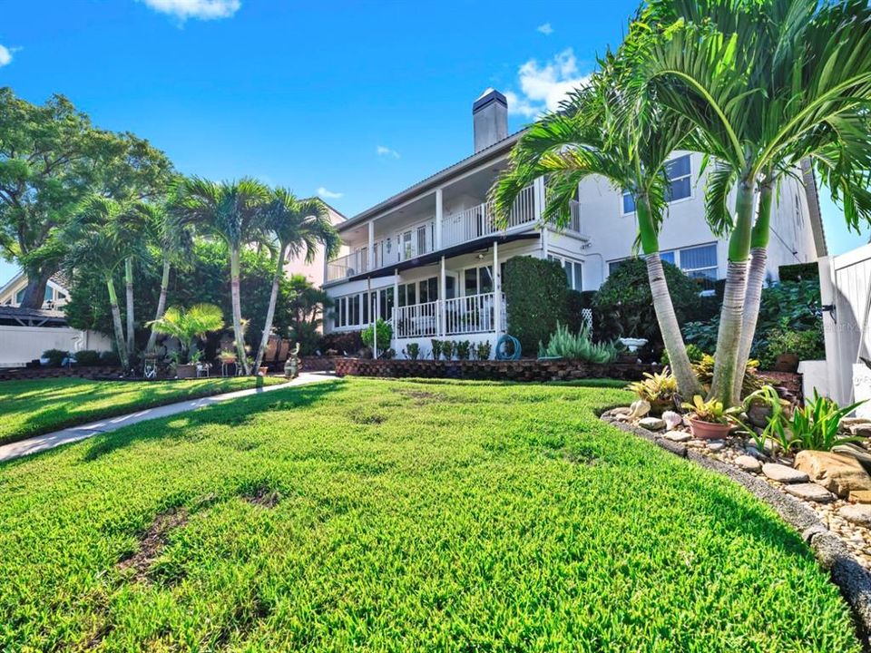 合同活跃: $1,000,000 (3 贝兹, 2 浴室, 3850 平方英尺)