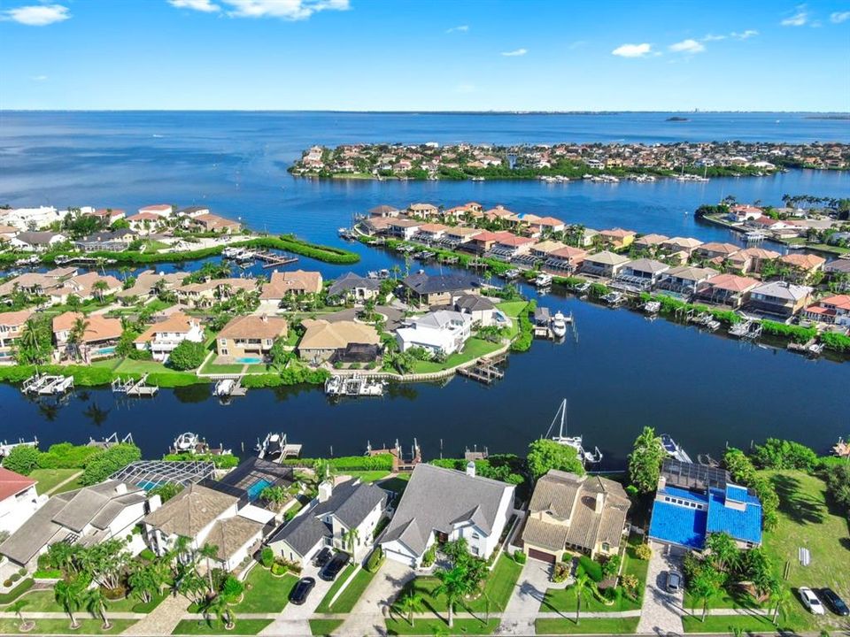 合同活跃: $1,000,000 (3 贝兹, 2 浴室, 3850 平方英尺)